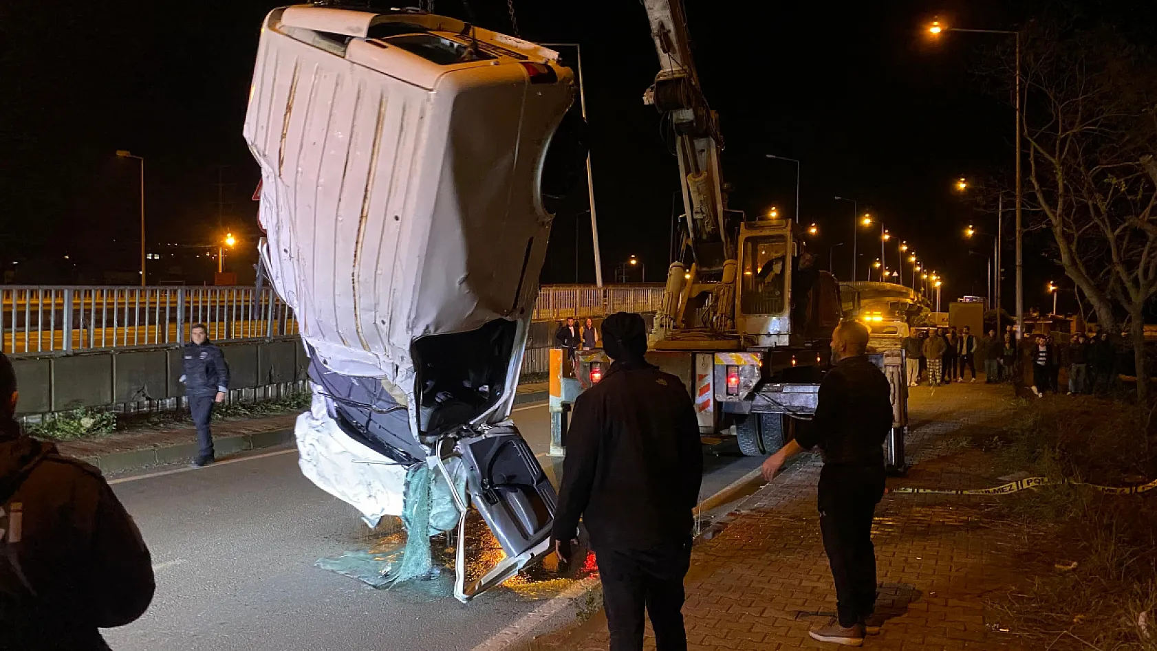 Kontrolden çıkan araç dereye uçtu: 1 ölü, 2 yaralı