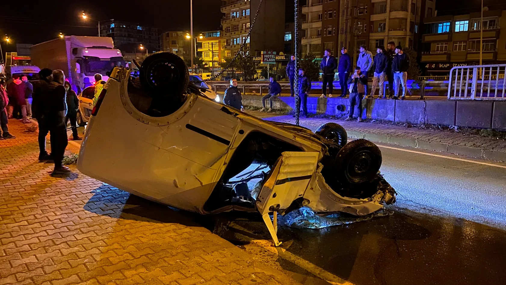 Kontrolden çıkan araç dereye uçtu: 1 ölü, 2 yaralı