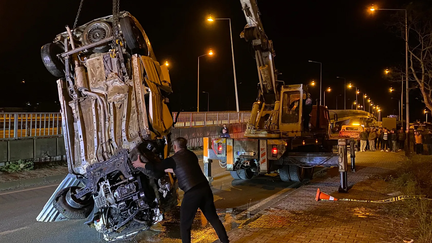 Kontrolden çıkan araç dereye uçtu: 1 ölü, 2 yaralı
