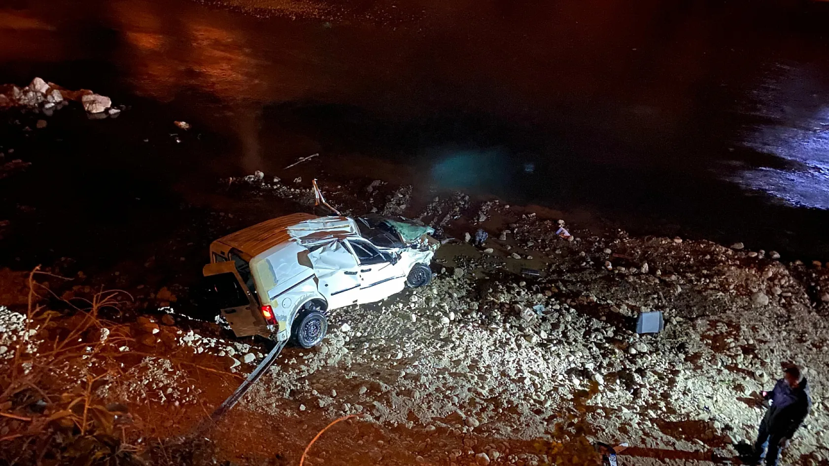 Kontrolden çıkan araç dereye uçtu: 1 ölü, 2 yaralı