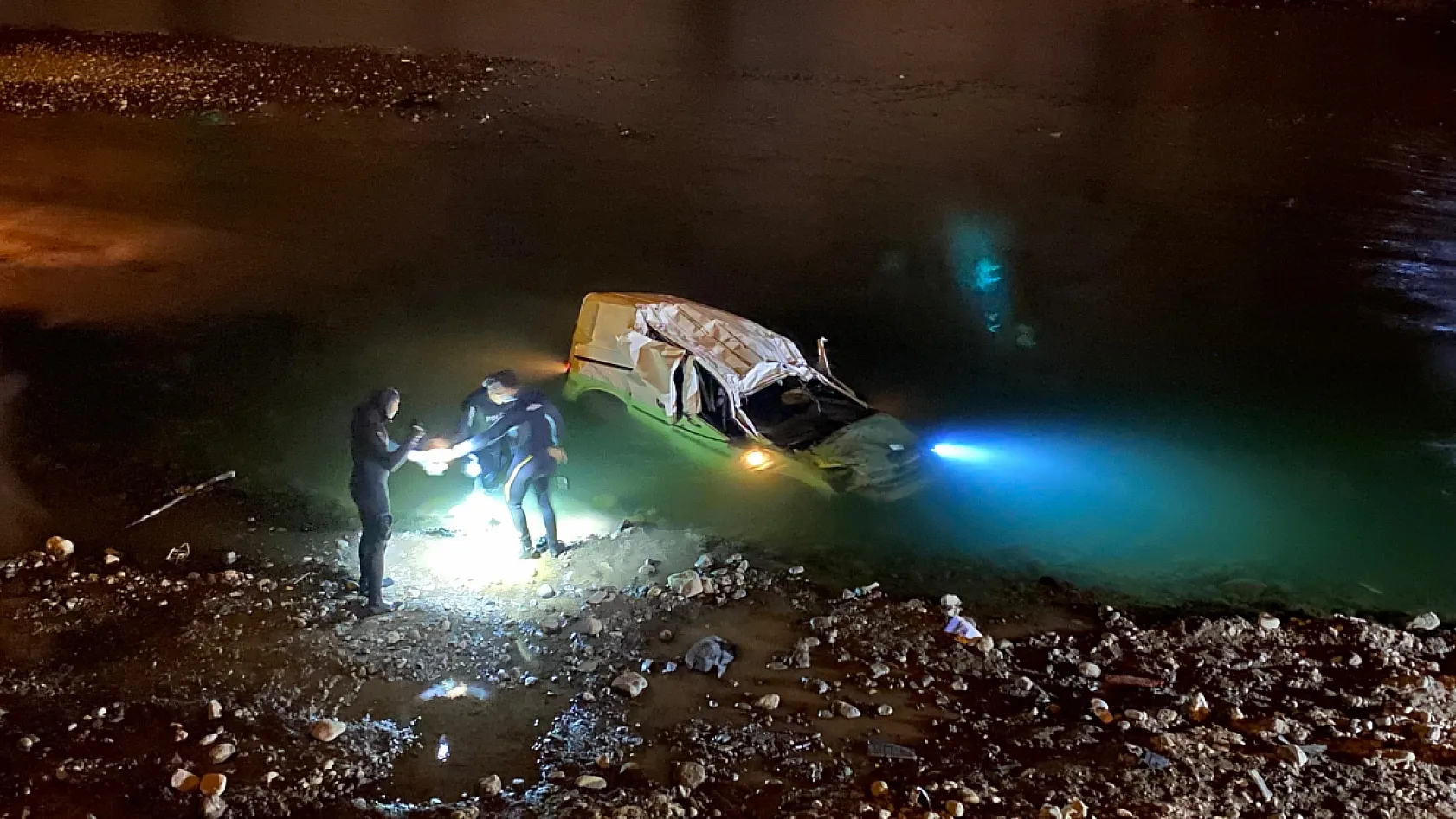 Kontrolden çıkan araç dereye uçtu: 1 ölü, 2 yaralı