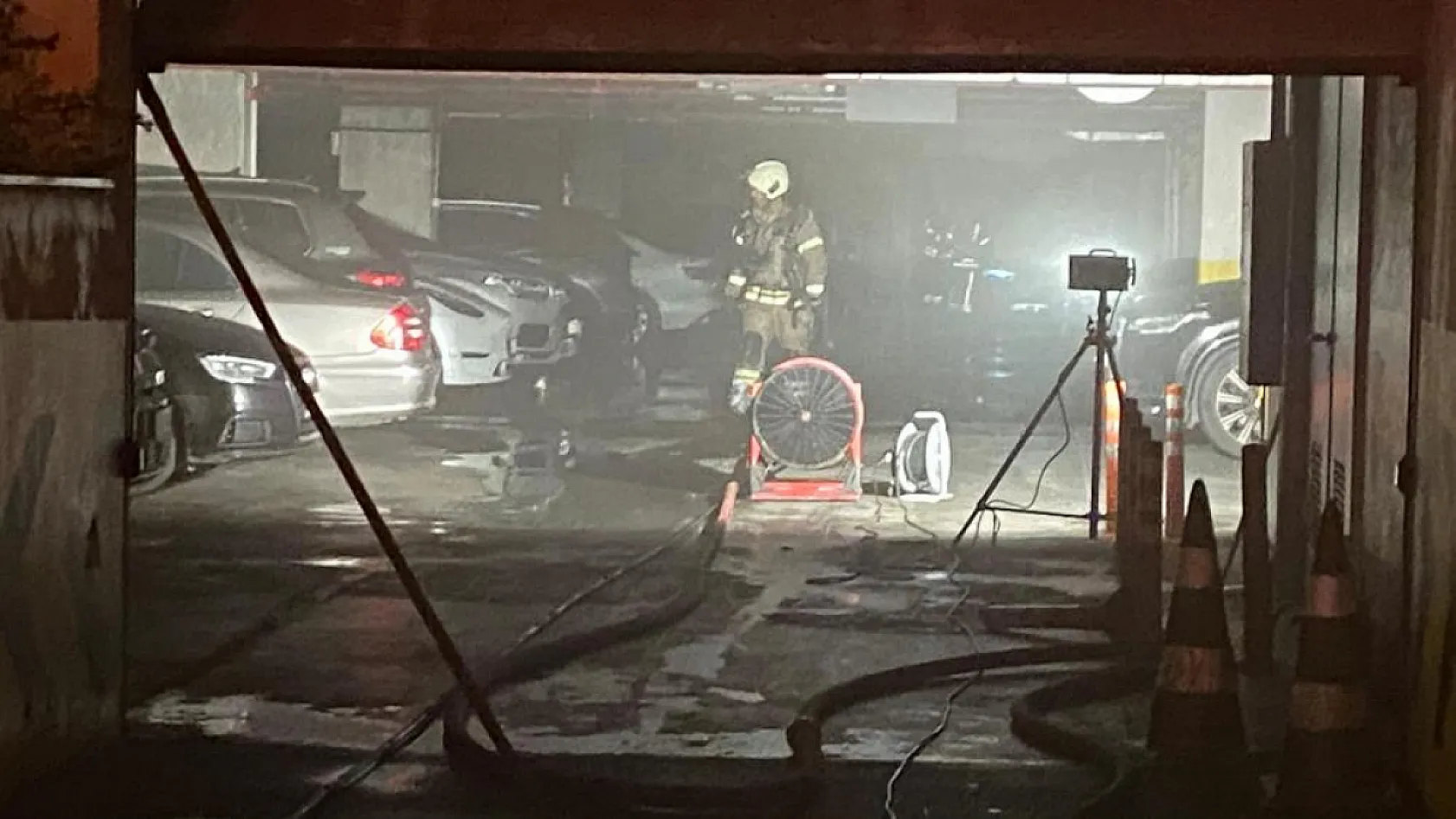 Elektrikli otomobil yangını: Bina geçici olarak tahliye edildi
