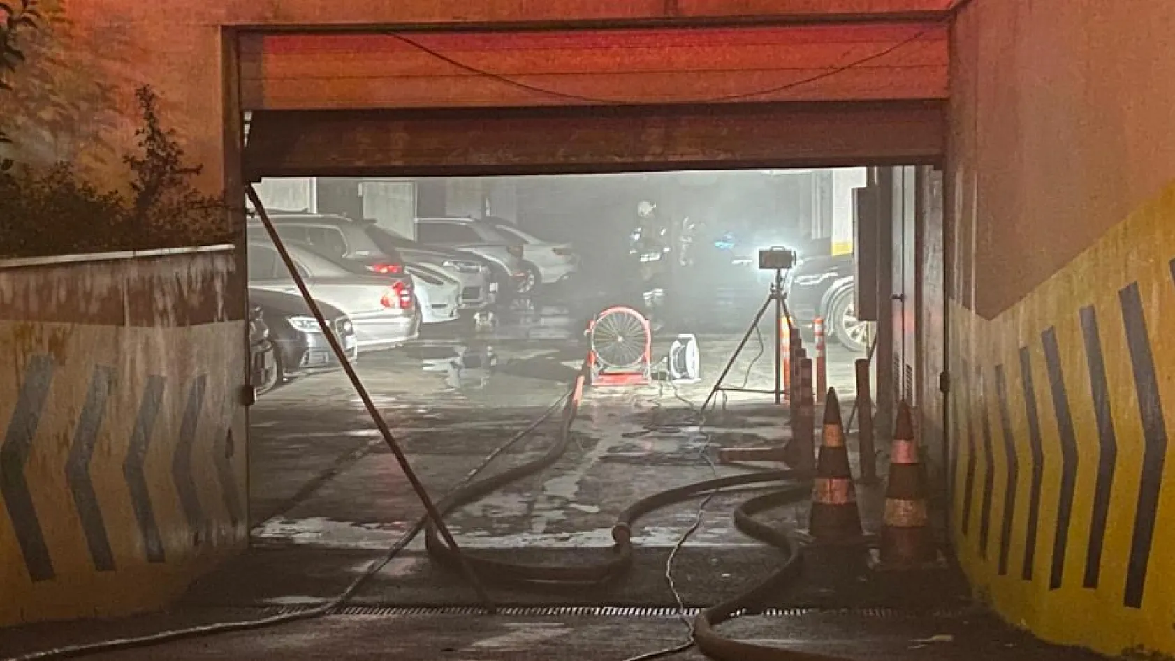 Elektrikli otomobil yangını: Bina geçici olarak tahliye edildi