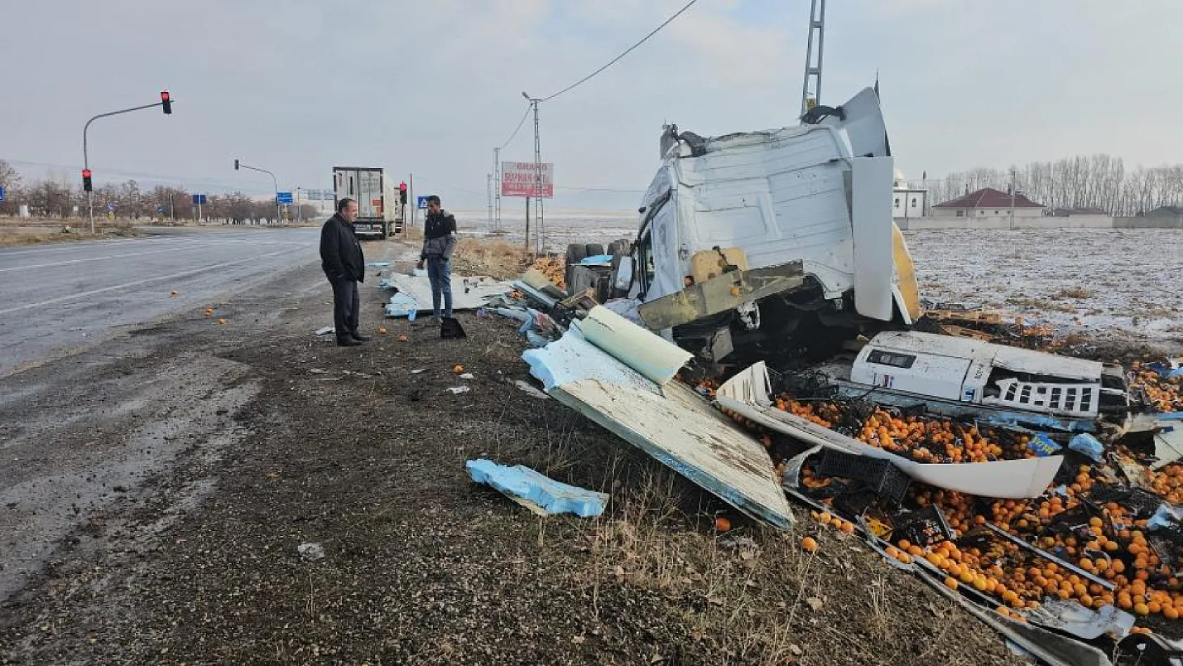 Portakal yüklü tır devrildi: 1 yaralı