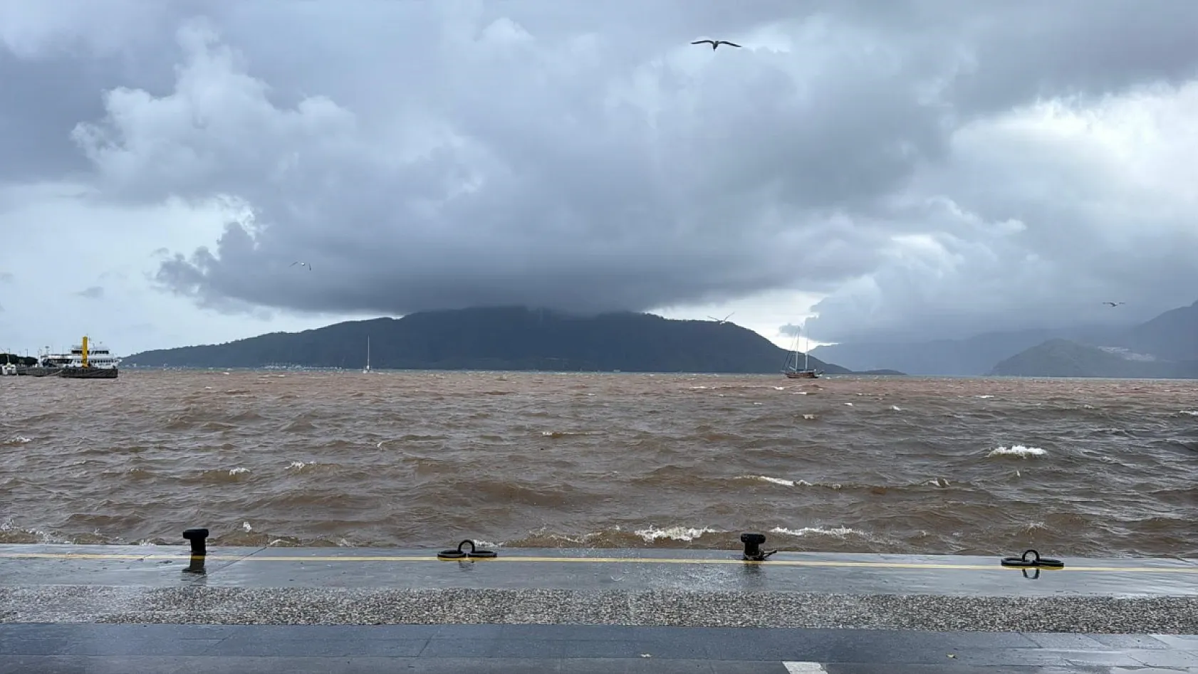 Marmaris'te sağanak yağışla sokaklar dereye, denizin rengi kahverengiye döndü