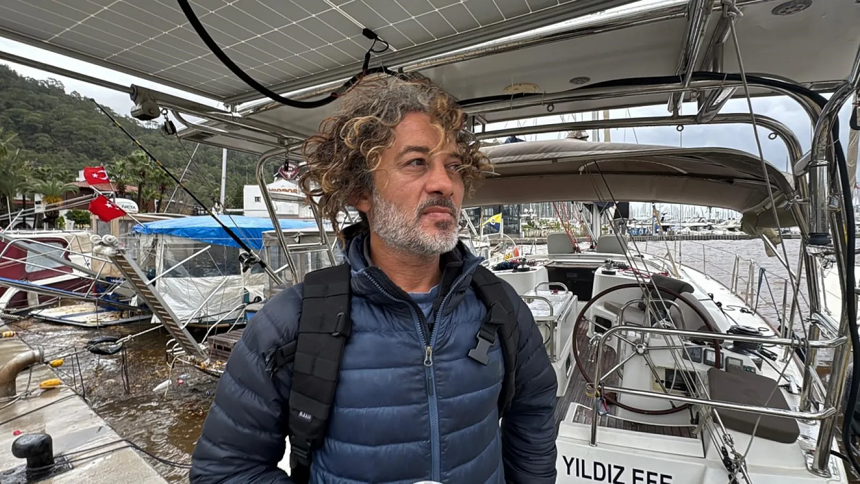 Marmaris'te sağanak yağışla sokaklar dereye, denizin rengi kahverengiye döndü