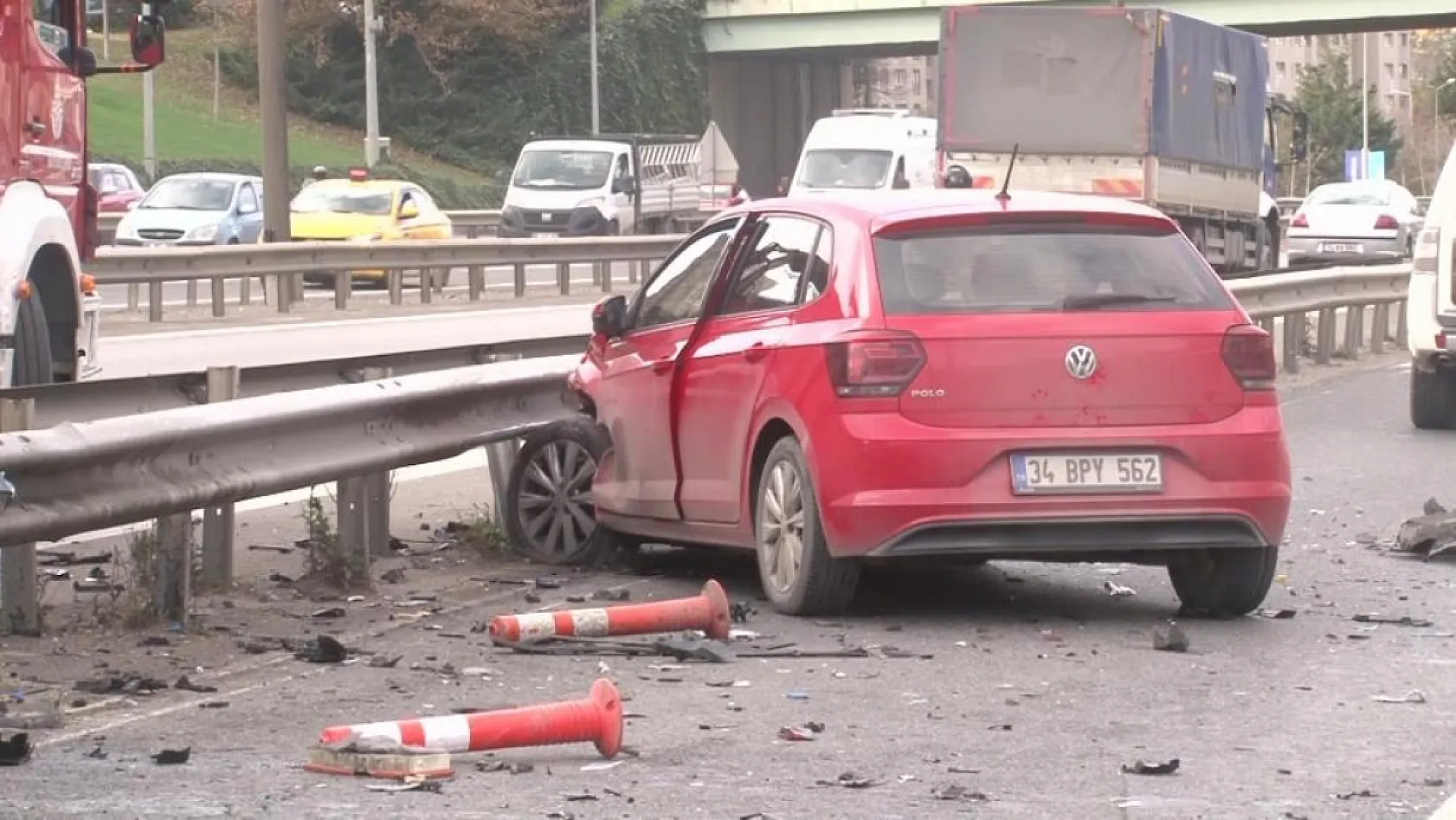 Kontrolden çıkan otomobil bariyerlere ok gibi saplandı