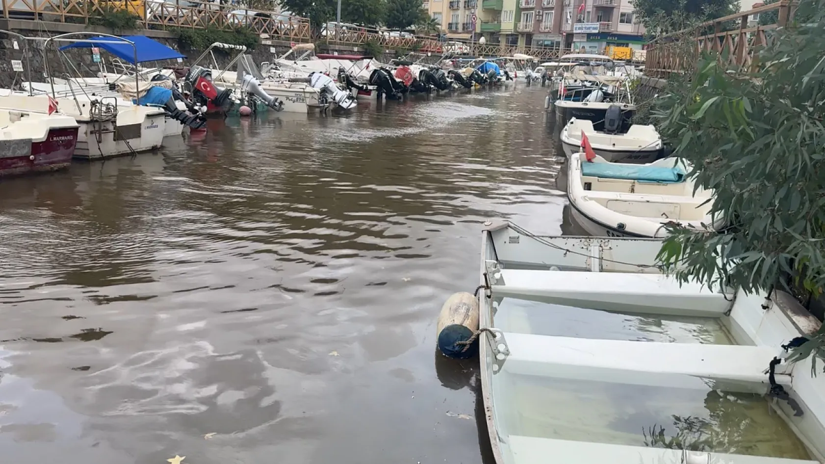 Marmaris'te metrekareye 170 kg yağış düştü, balıkçı tekneleri batmaya başladı