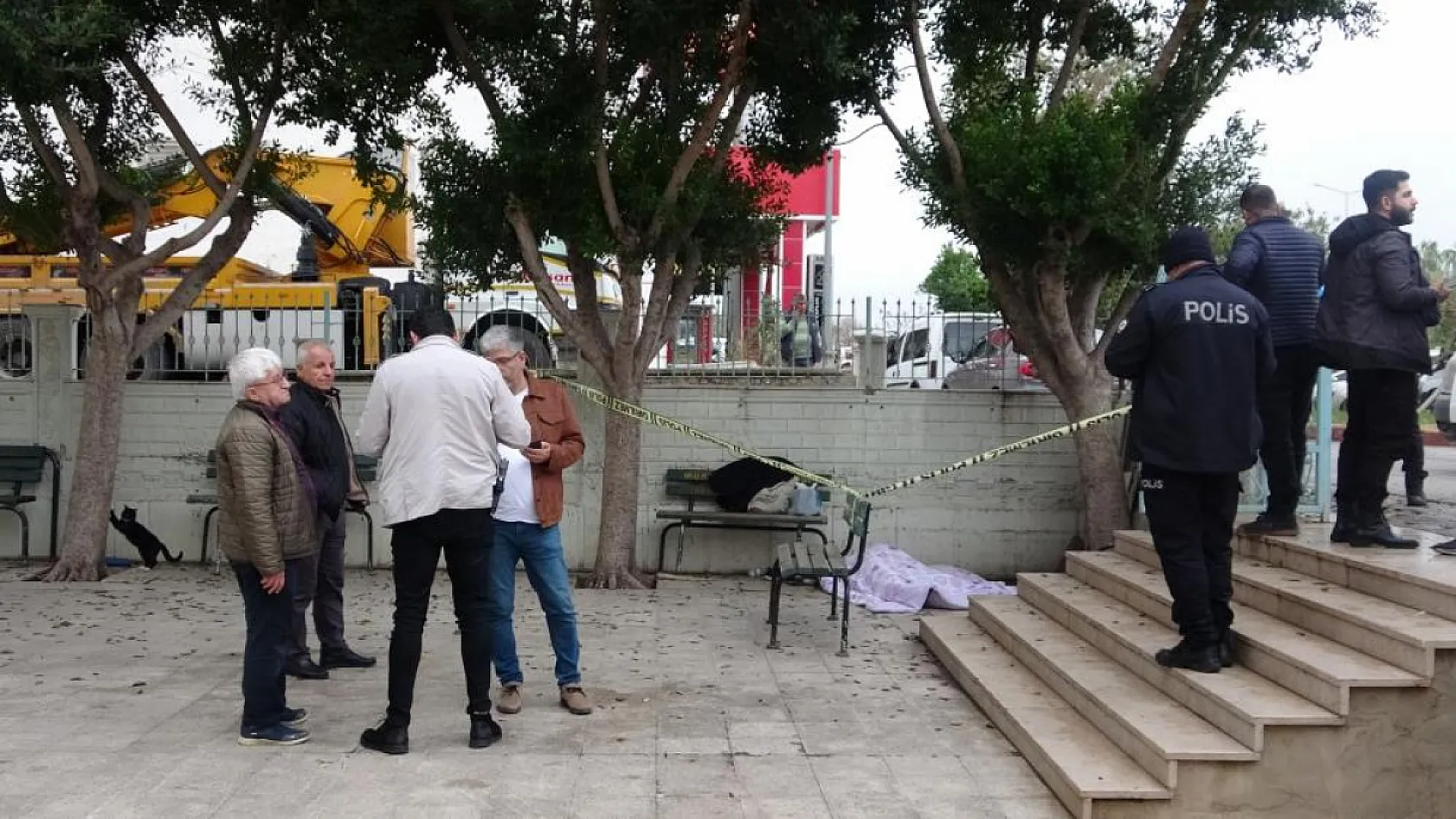 3 gündür kaldığı cami avlusunda ölü bulundu