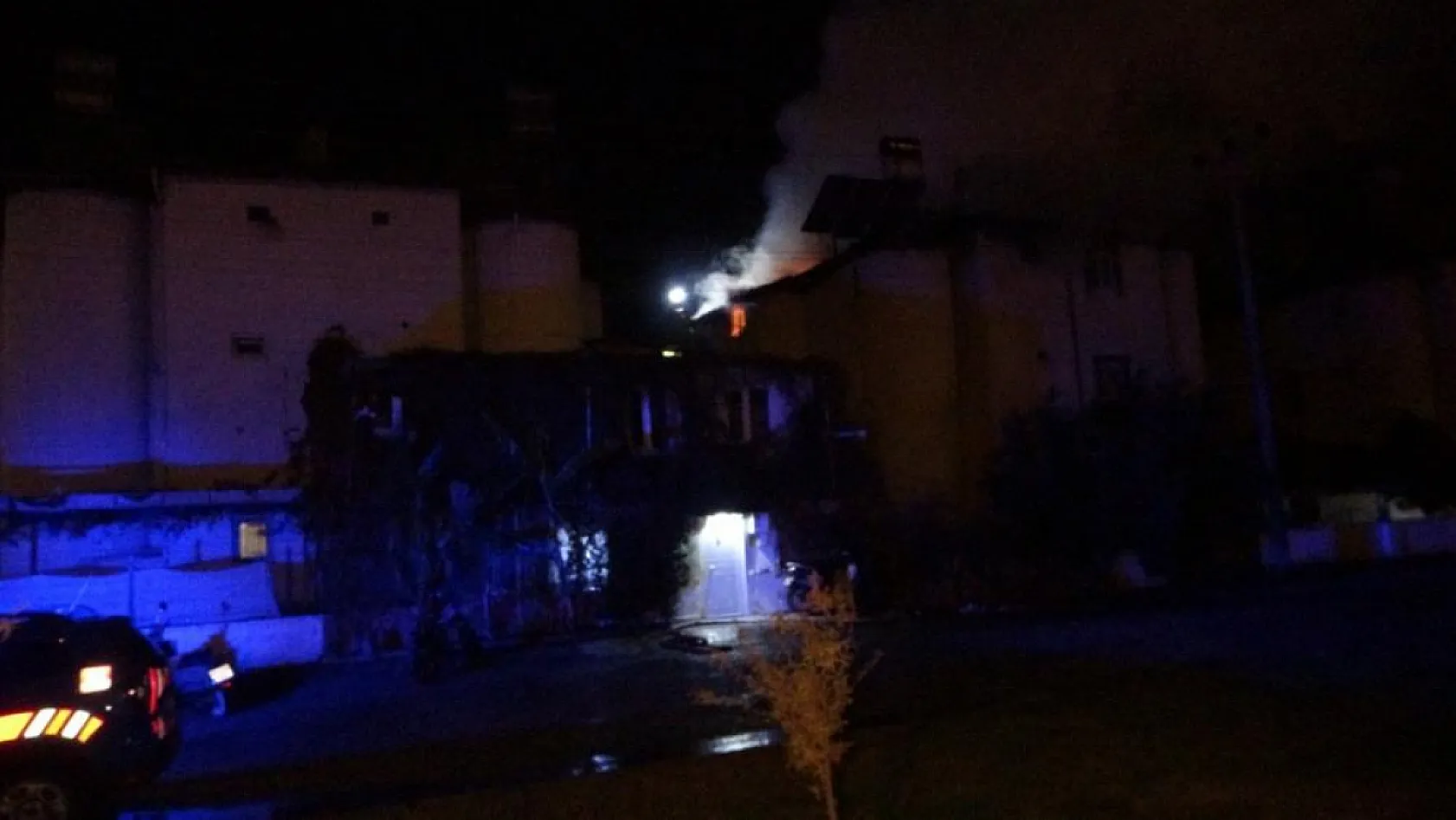 Önce patlama yaşandı, ardından alevler çatıyı sardı