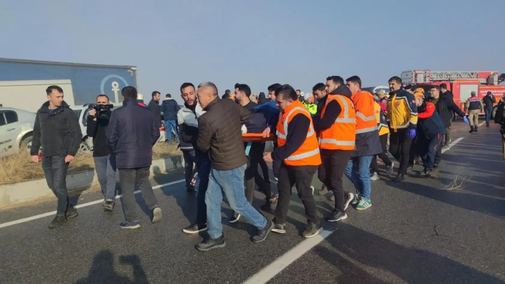 Zincirleme trafik kazası: 1 ölü, 51 yaralı