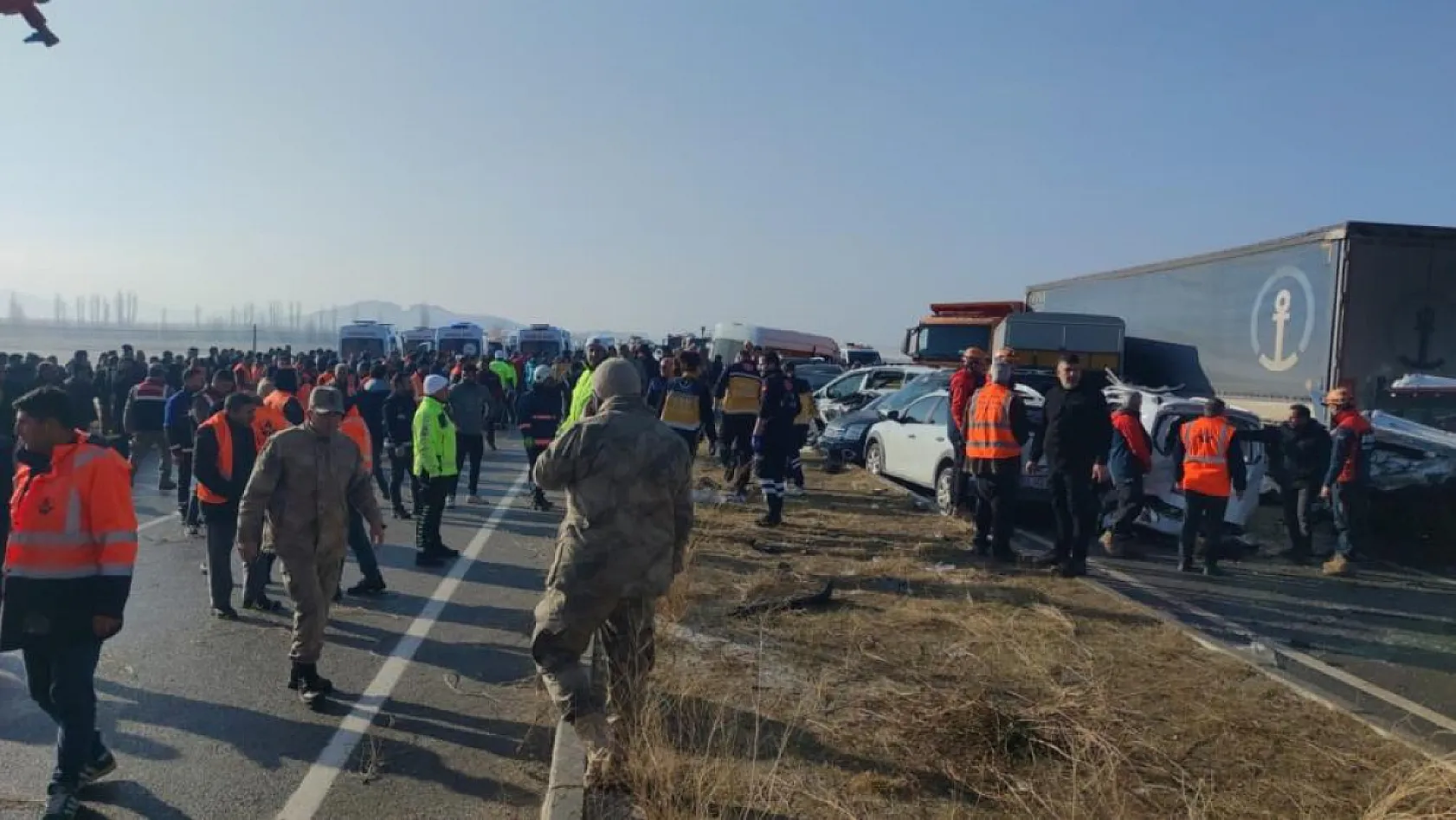 Zincirleme trafik kazası: 1 ölü, 51 yaralı