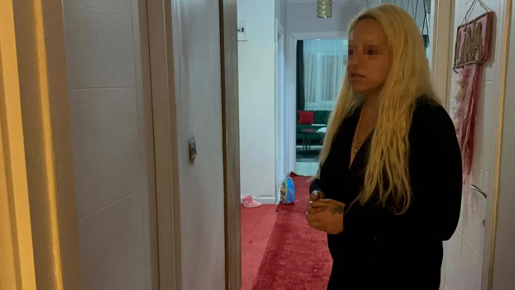 Öfkeli anne, kızının taciz şüphelisini arkadaşıyla birlikte tekme tokat dövdü