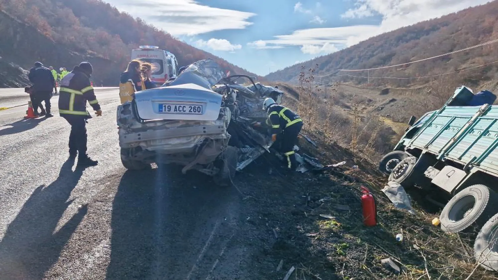 Kamyonla çarpışan otomobil hurdaya döndü, 2 kişi öldü