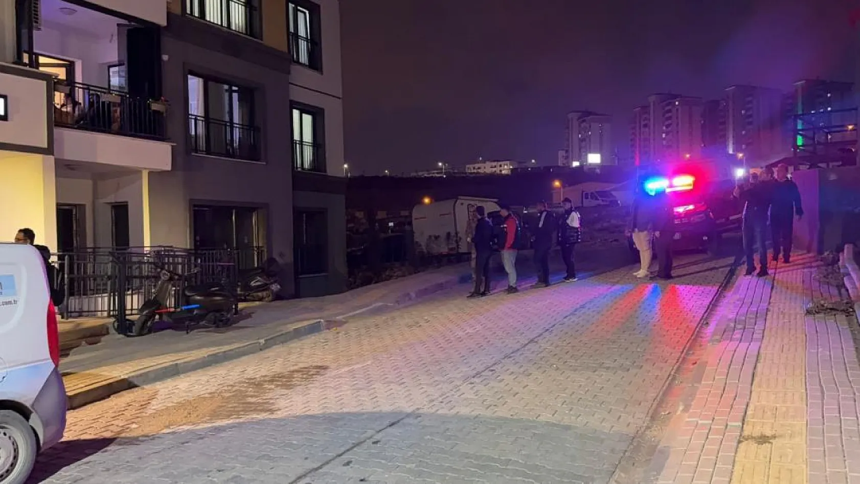 Yakınlarının haber alamadığı anne ve 3 çocuğu evlerinde ölü bulundu