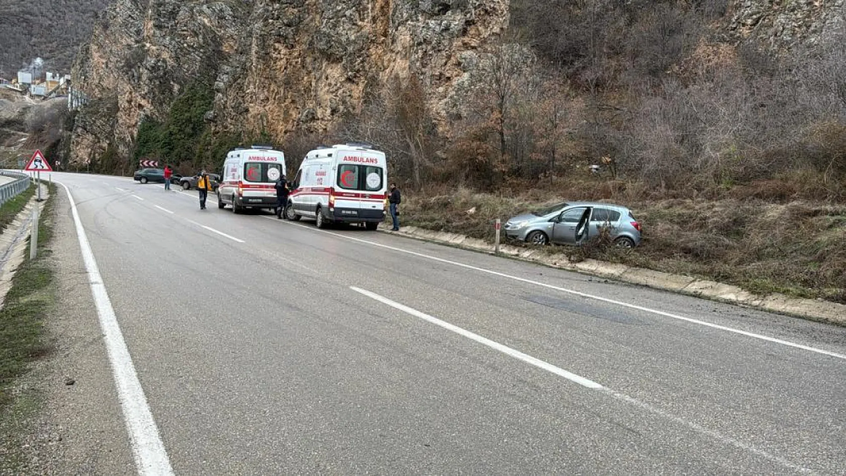 Yağ tankeri devrildi kayganlaşan yolda otomobil şarampole uçtu