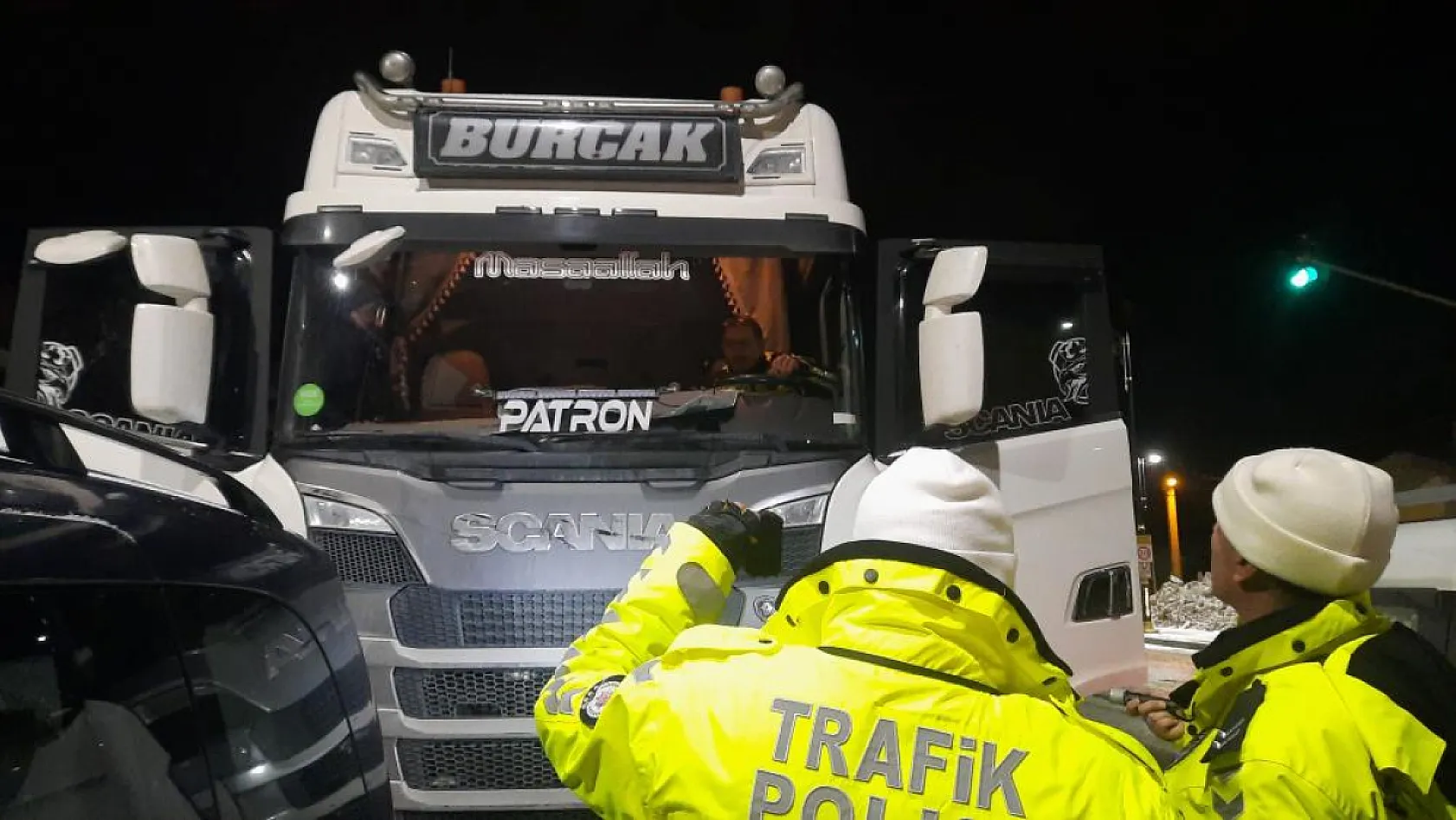 'Dur' ihtarına uymadı, tırı polislerin üzerine sürdü