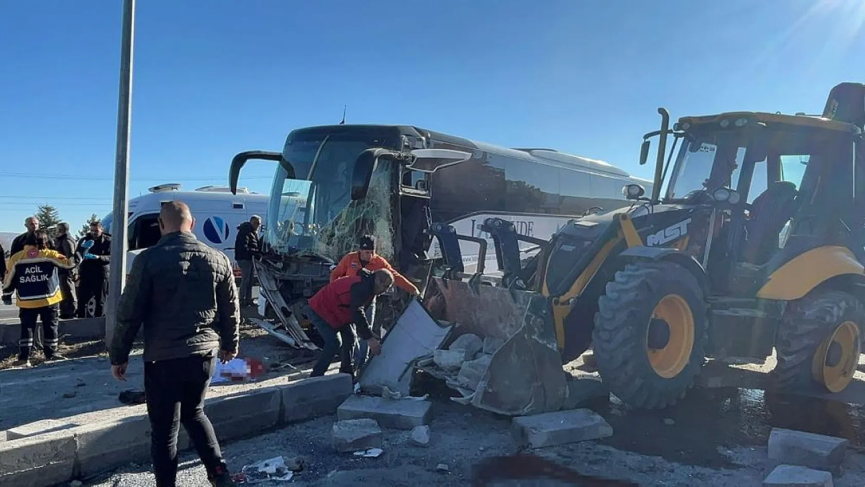 Turistleri taşıyan otobüs ile iş makinesi çarpıştı: 1'i ağır 6 yaralı