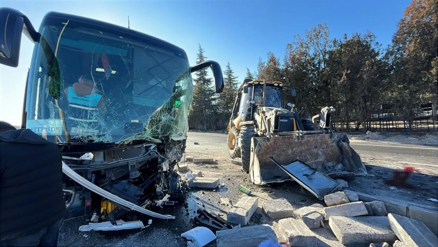 Turistleri taşıyan otobüs ile iş makinesi çarpıştı: 1'i ağır 6 yaralı