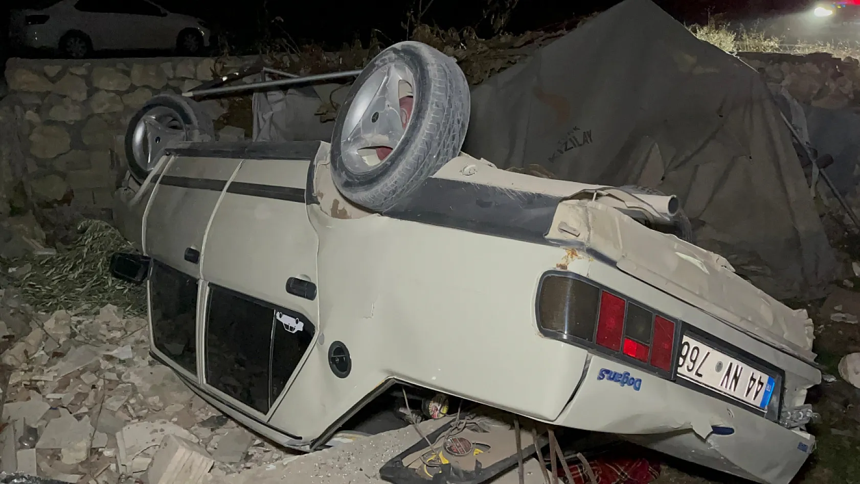 Otomobil bahçeye uçtu: Yaralılar müdahale sonrası olay yerinden kaçtı