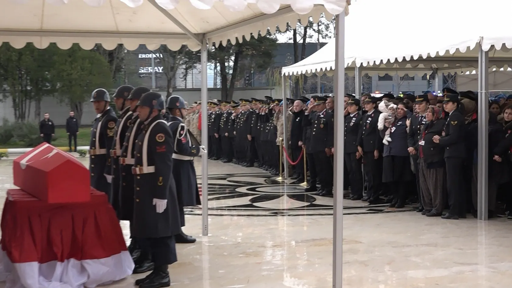 Şehidin 8 aylık bebeği her şeyden habersiz babasının Türk bayrağına sarılı tabutuna baktı