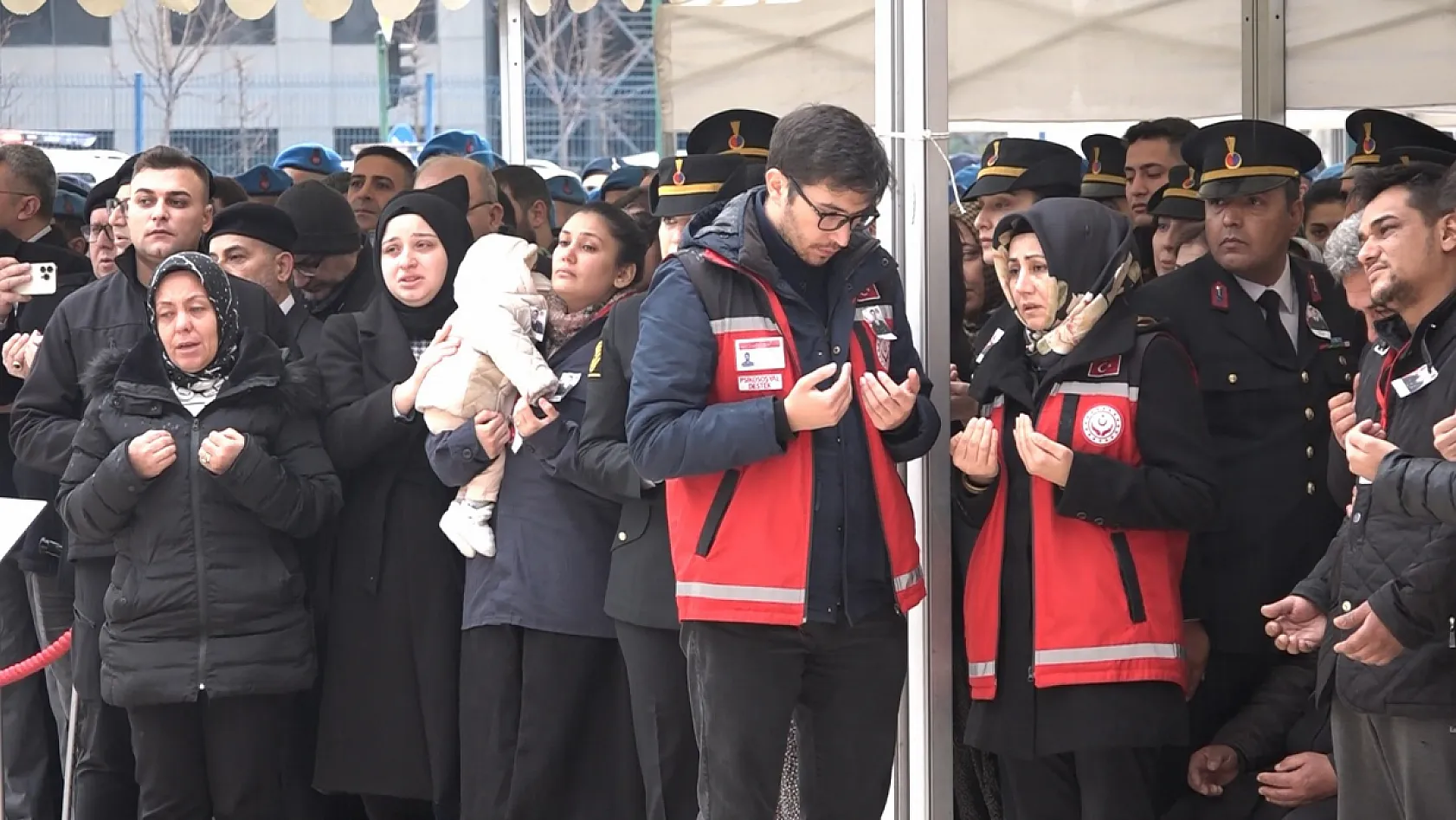 Şehidin 8 aylık bebeği her şeyden habersiz babasının Türk bayrağına sarılı tabutuna baktı