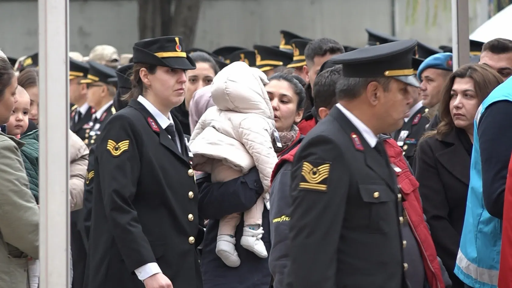 Şehidin 8 aylık bebeği her şeyden habersiz babasının Türk bayrağına sarılı tabutuna baktı