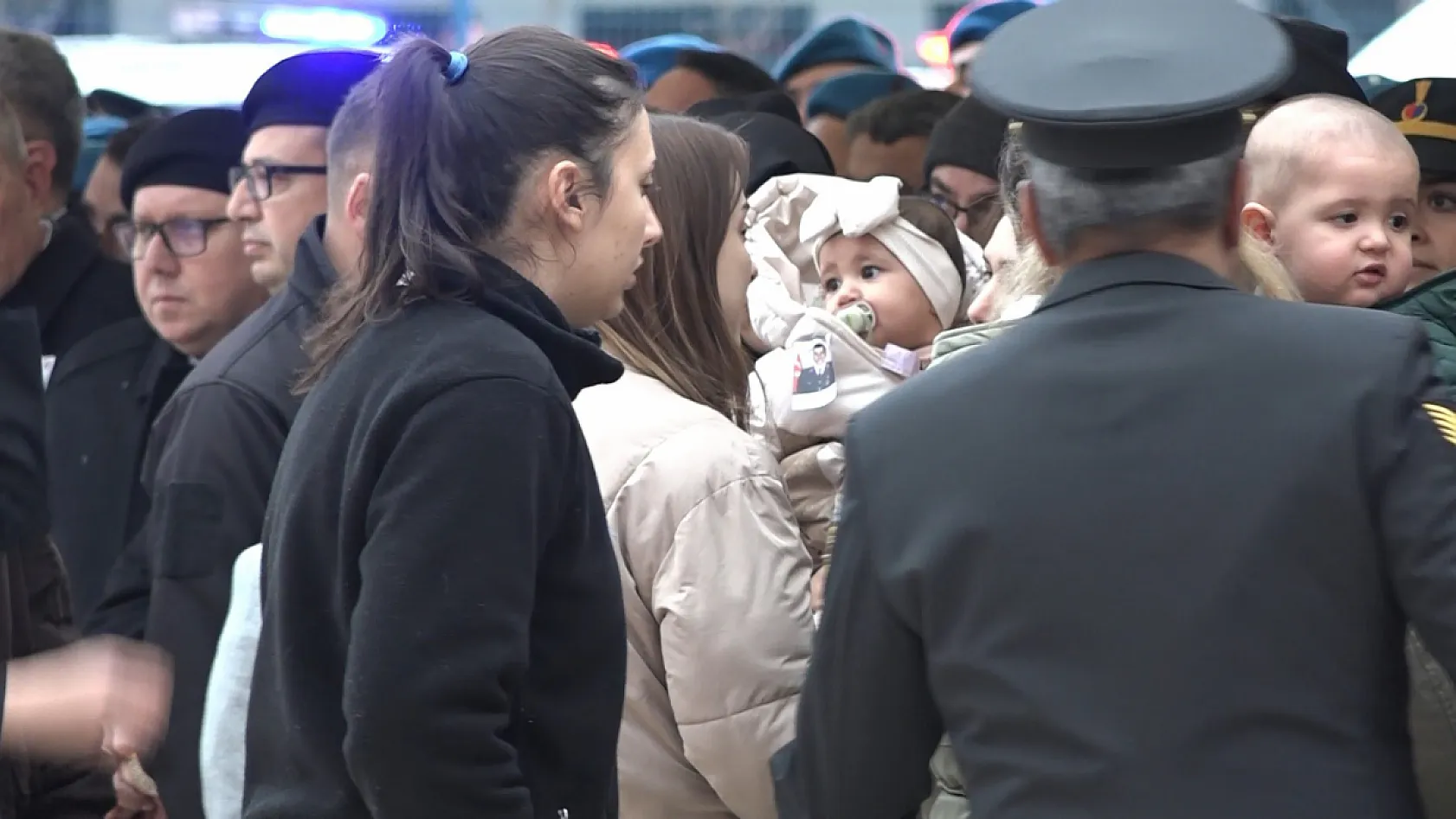 Şehidin 8 aylık bebeği her şeyden habersiz babasının Türk bayrağına sarılı tabutuna baktı