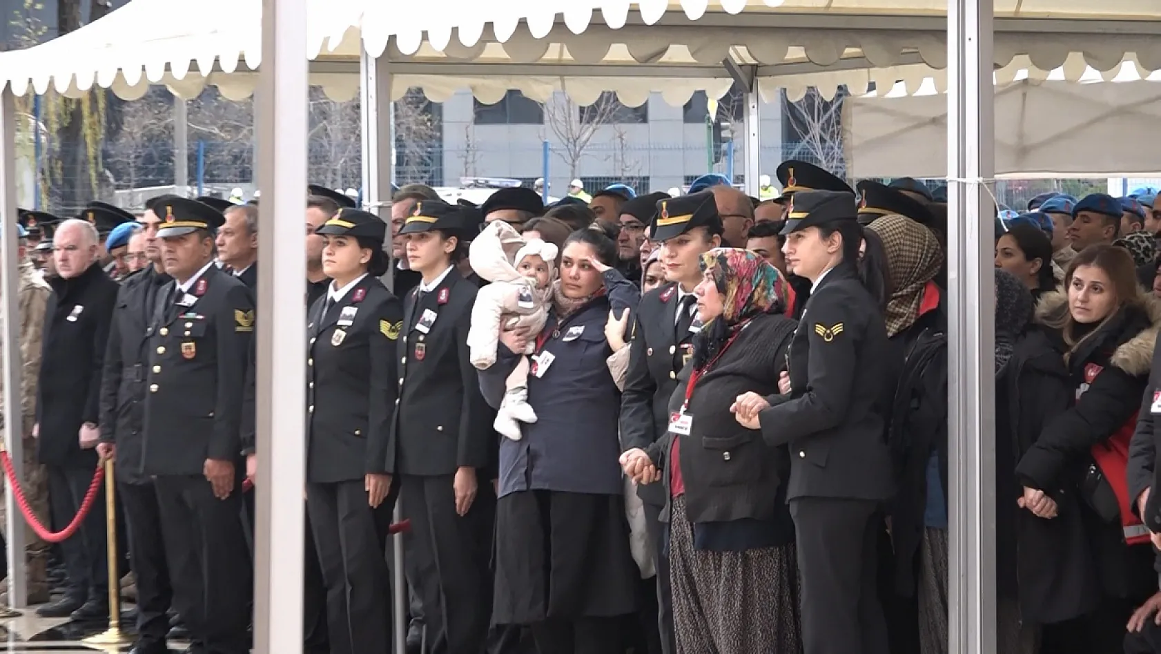 Şehidin 8 aylık bebeği her şeyden habersiz babasının Türk bayrağına sarılı tabutuna baktı