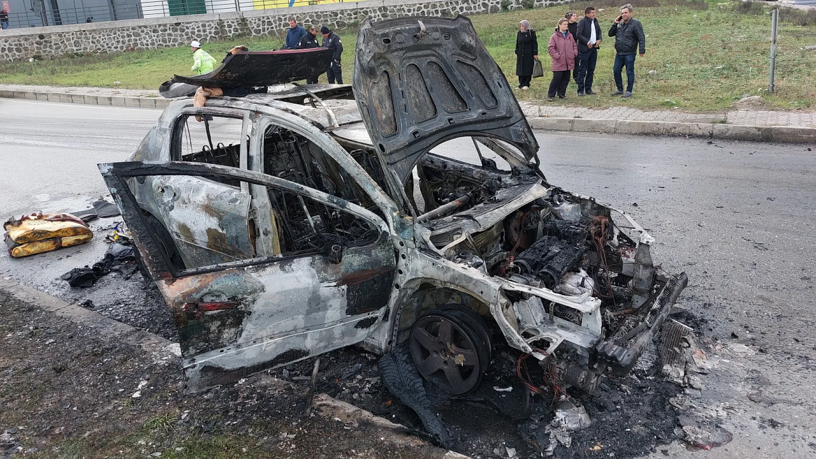 Kız istemeden dönen ailenin aracı alev alev yandı