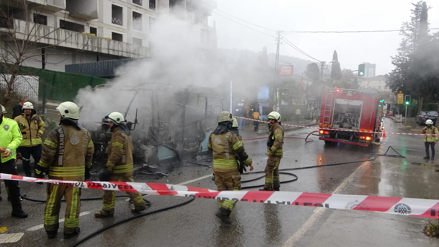Minibüs alev alev yandı, 20 yolcu tahliye edildi