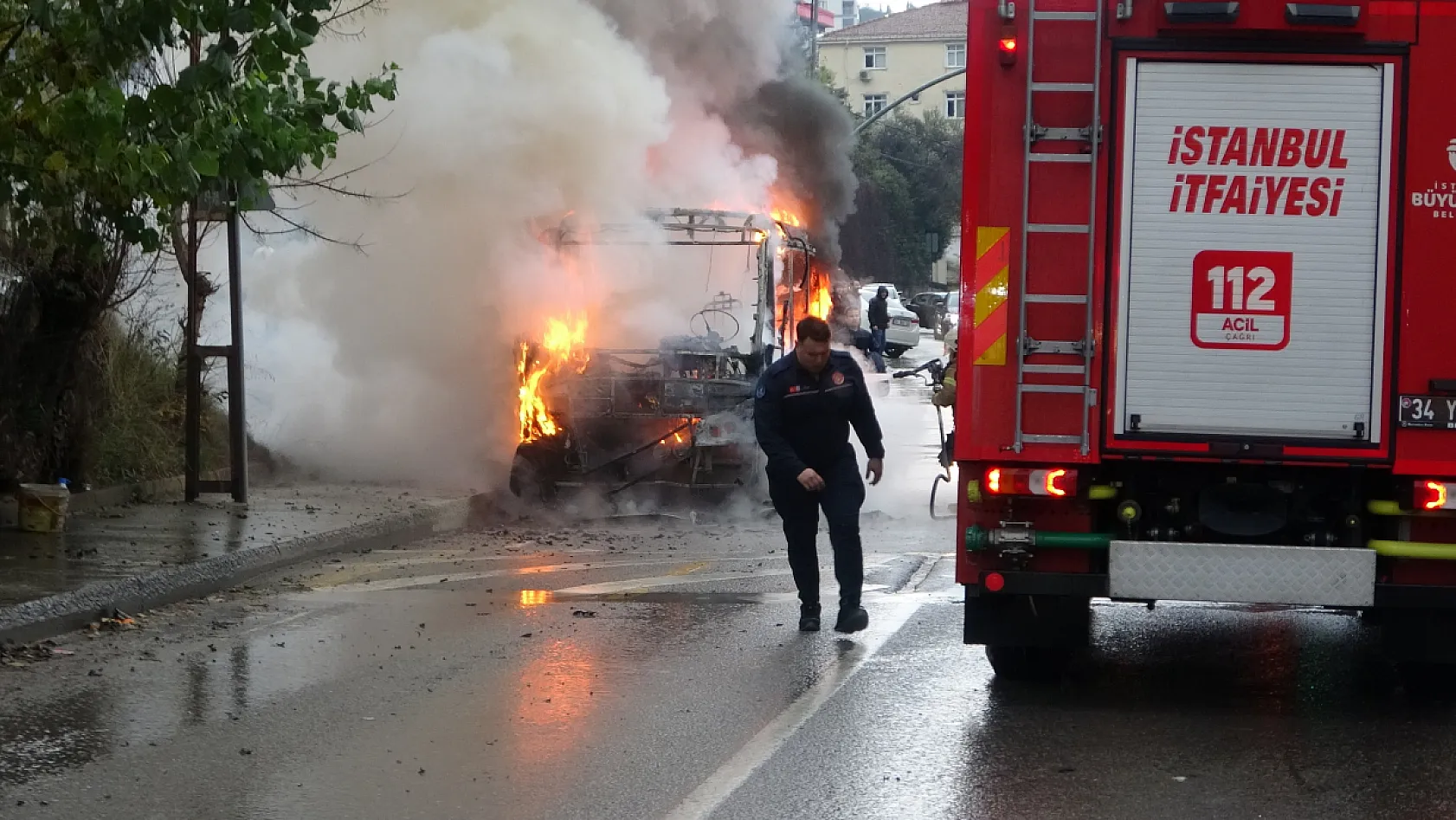 Minibüs alev alev yandı, 20 yolcu tahliye edildi