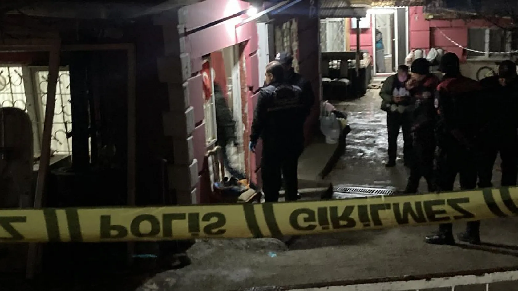 Evde av tüfeğiyle vurulmuş halde bulunan çocuk, hastanede hayatını kaybetti