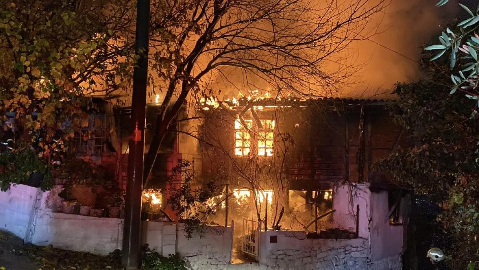 Gece yarısı korkutan yangın: İki katlı ev alev alev yandı