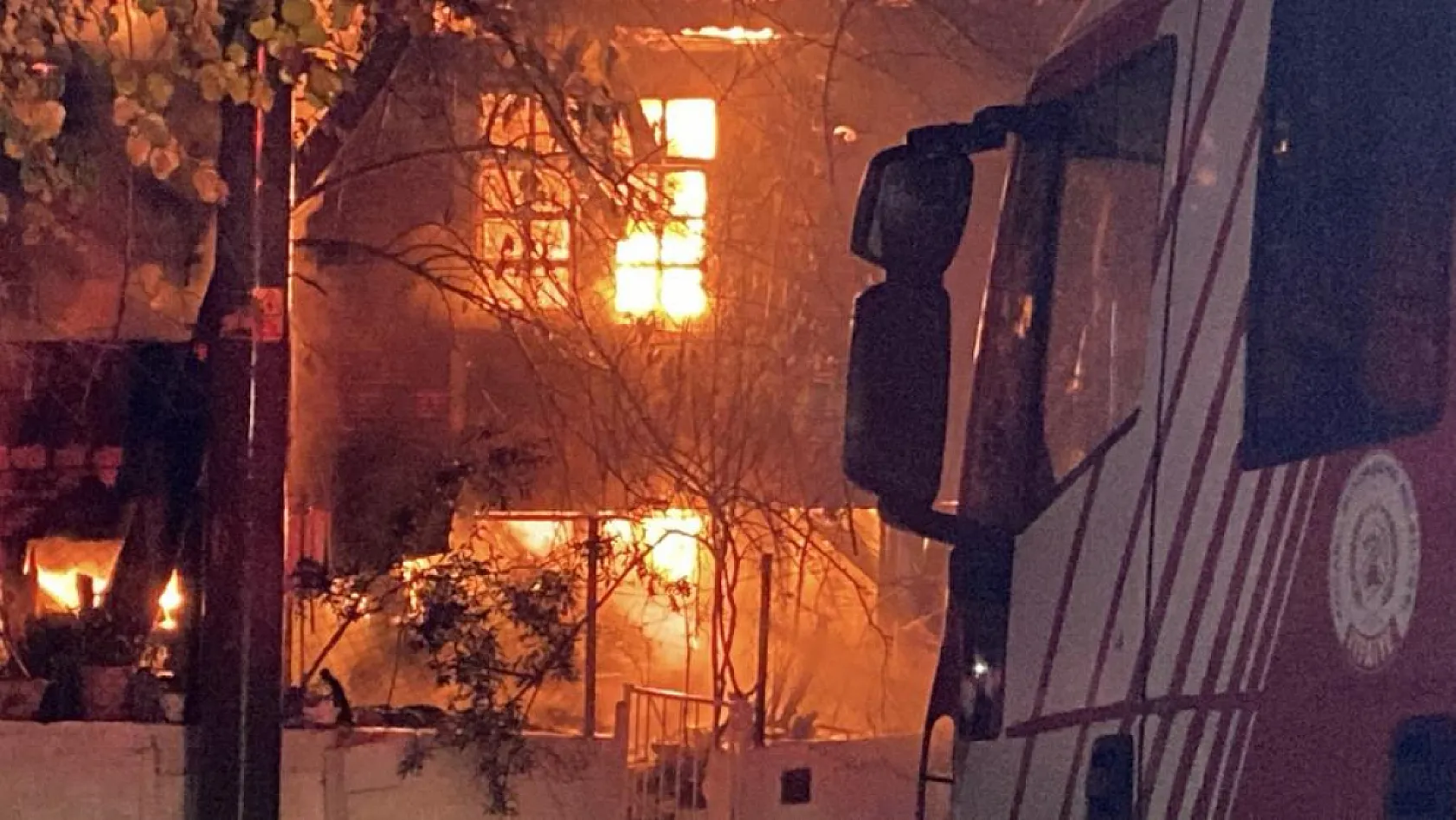 Gece yarısı korkutan yangın: İki katlı ev alev alev yandı