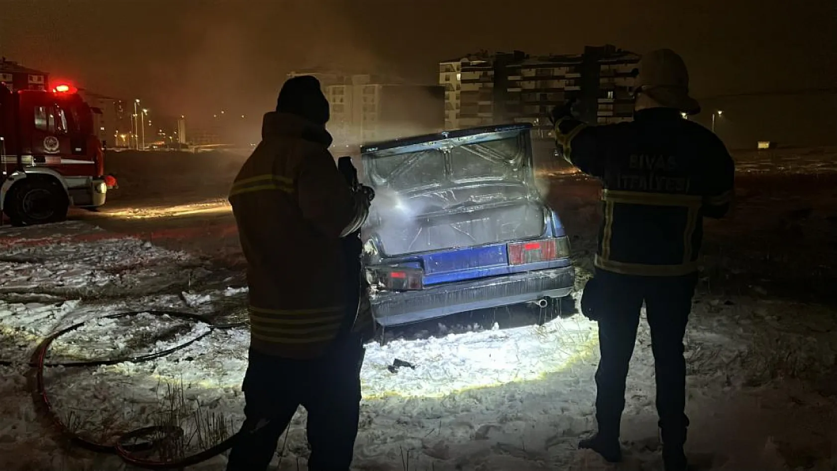 Fiat Tofaş otomobil yanarak küle döndü, araç sahibinin eşi gözyaşlarına hakim olamadı
