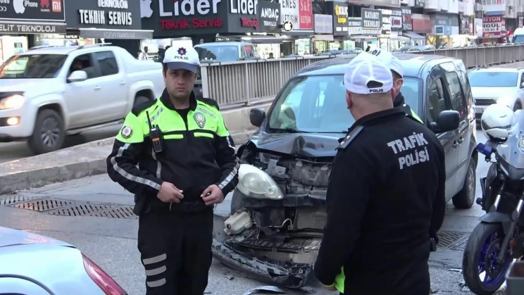 3 aracın karıştığı zincirleme kazada 1 kişi yaralandı