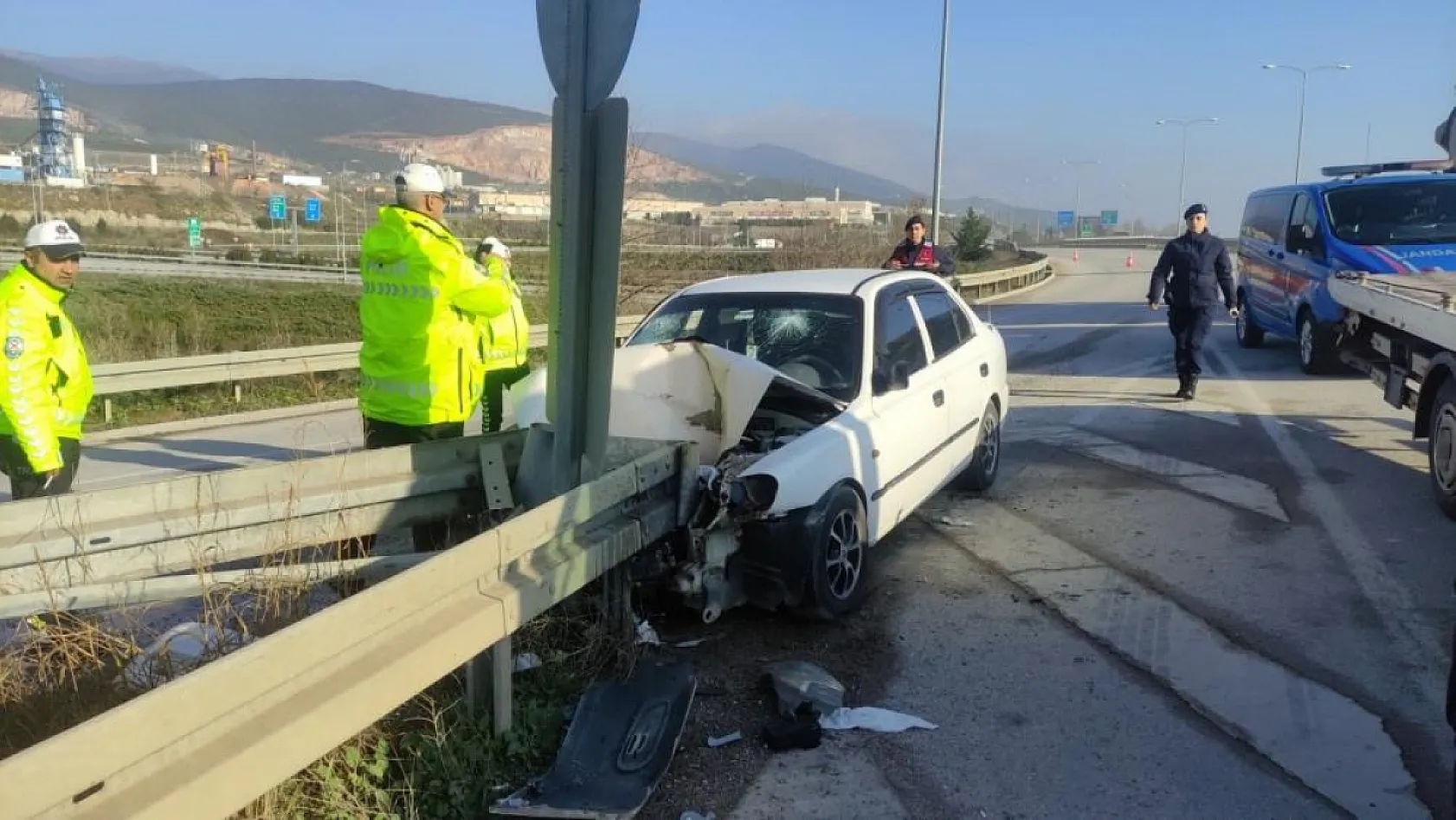 Otomobil bariyerlere saplandı
