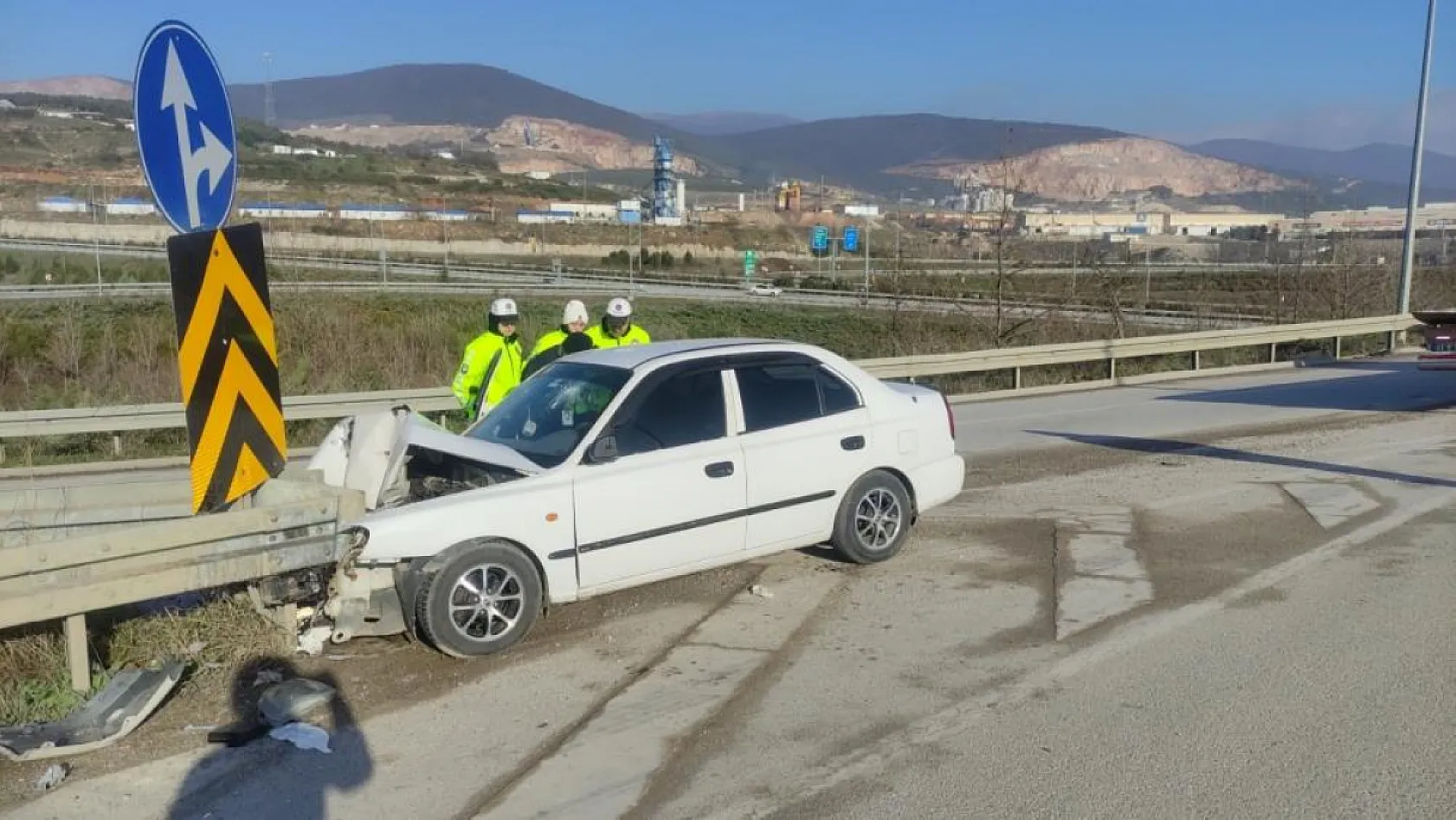 Otomobil bariyerlere saplandı