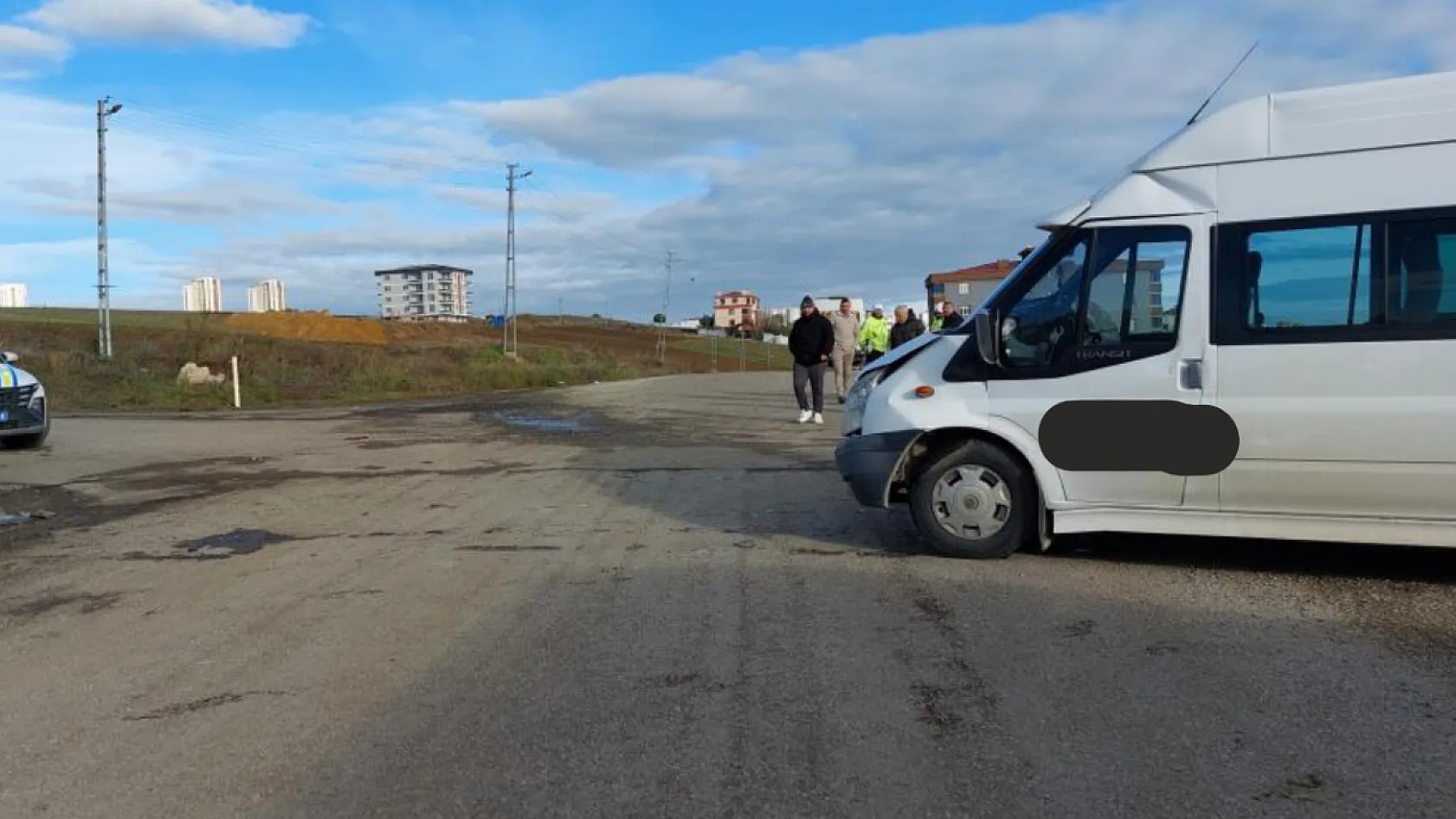 Okul servisi ile otomobil çarpıştı: 11'i öğrenci 16 yaralı