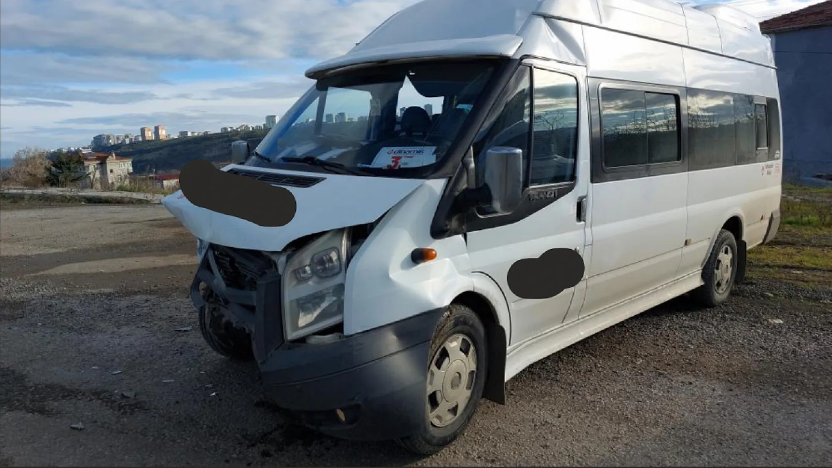 Okul servisi ile otomobil çarpıştı: 11'i öğrenci 16 yaralı