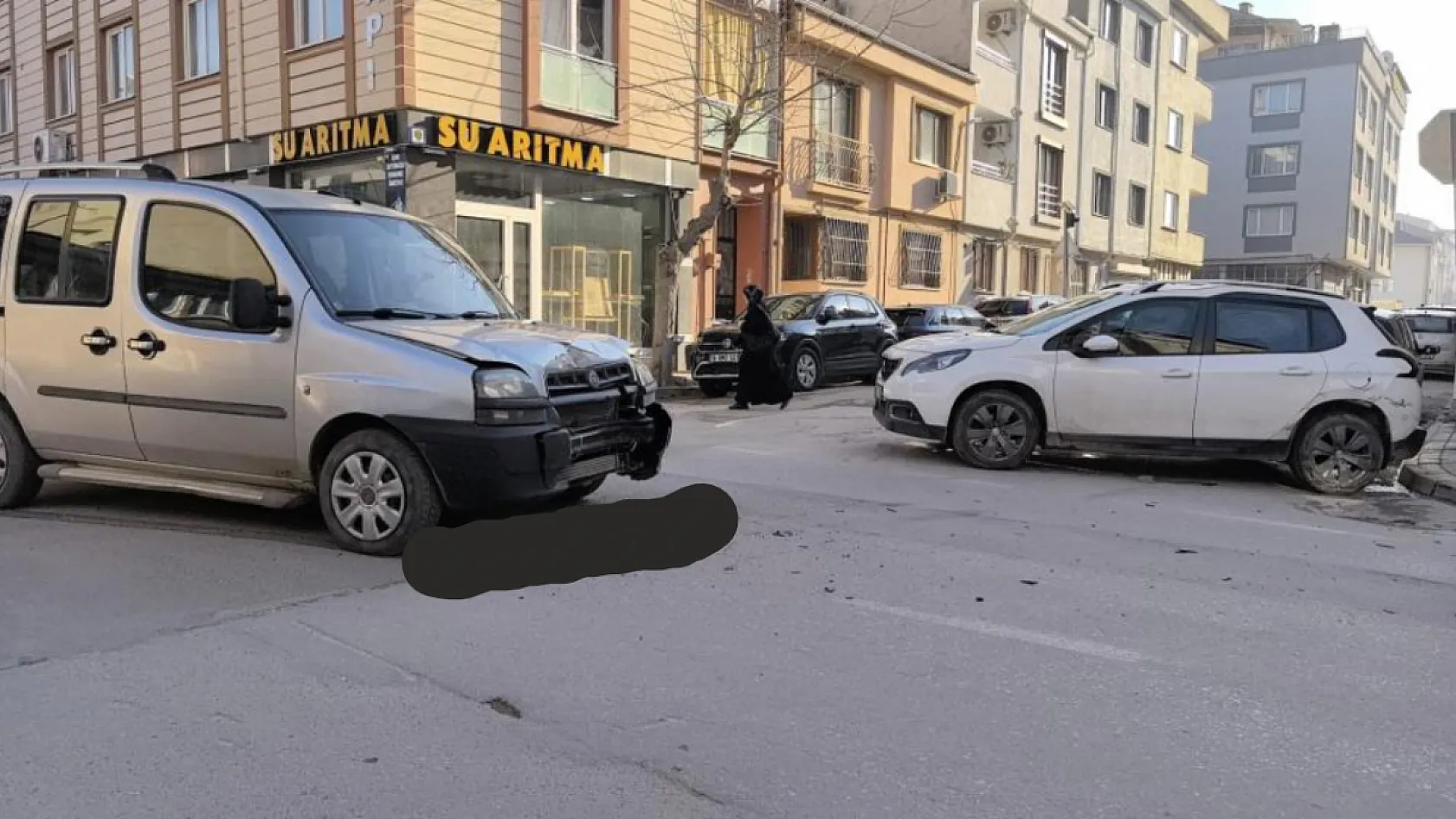 Araçlar çarpıştı, 2'si çocuk 3 kişi yaralandı