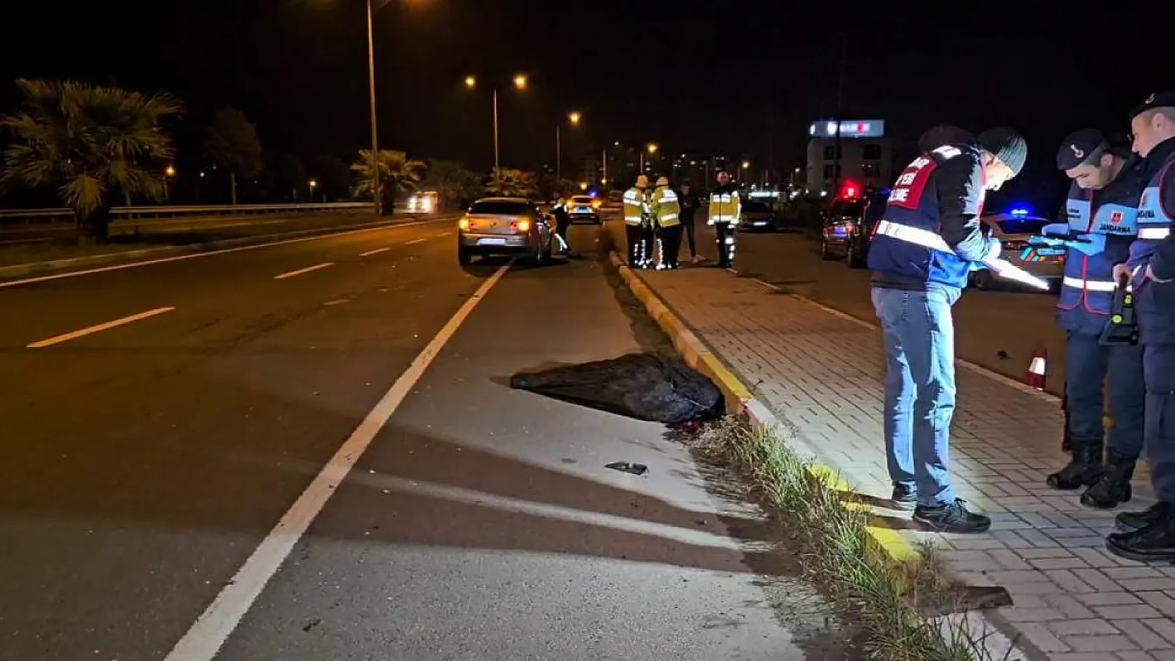 Feci kaza: Kardeşini korumak isteyen ağabey, otomobilin çarpmasıyla hayatını kaybetti