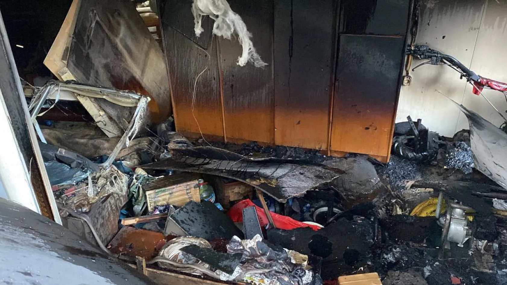 Köpek yangında evini terk etmedi