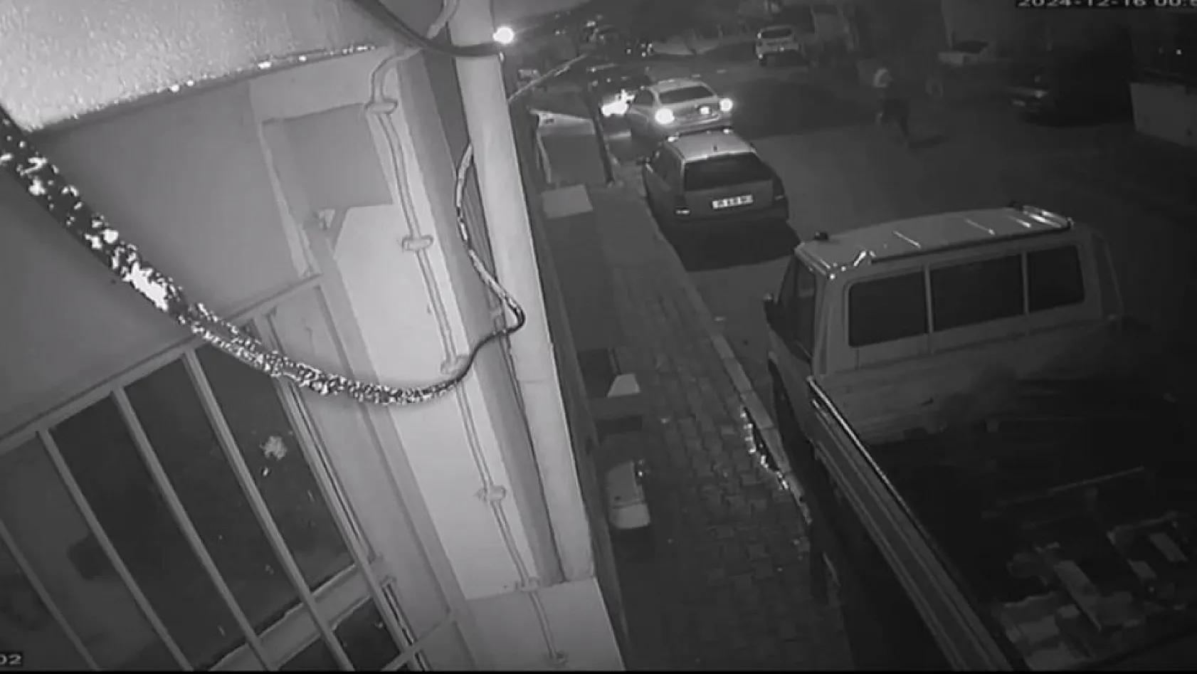 Alacağını tahsil edemeyince otomobilini kurşunladı