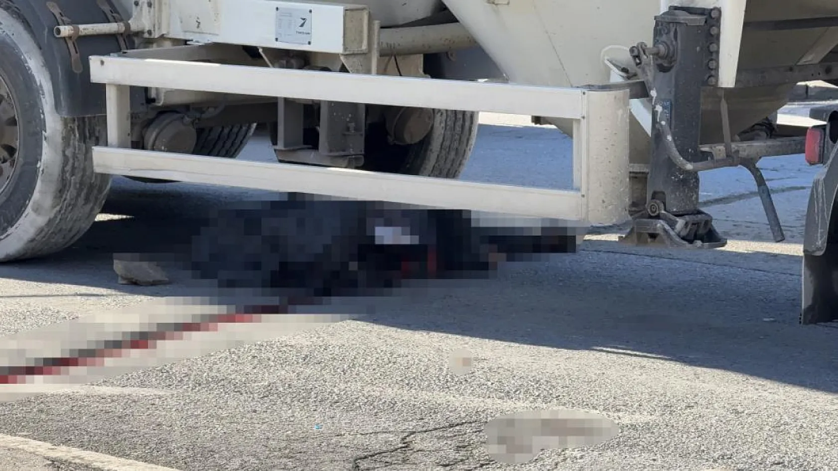 Yaşlı adam tankerin altında kalarak hayatını kaybetti