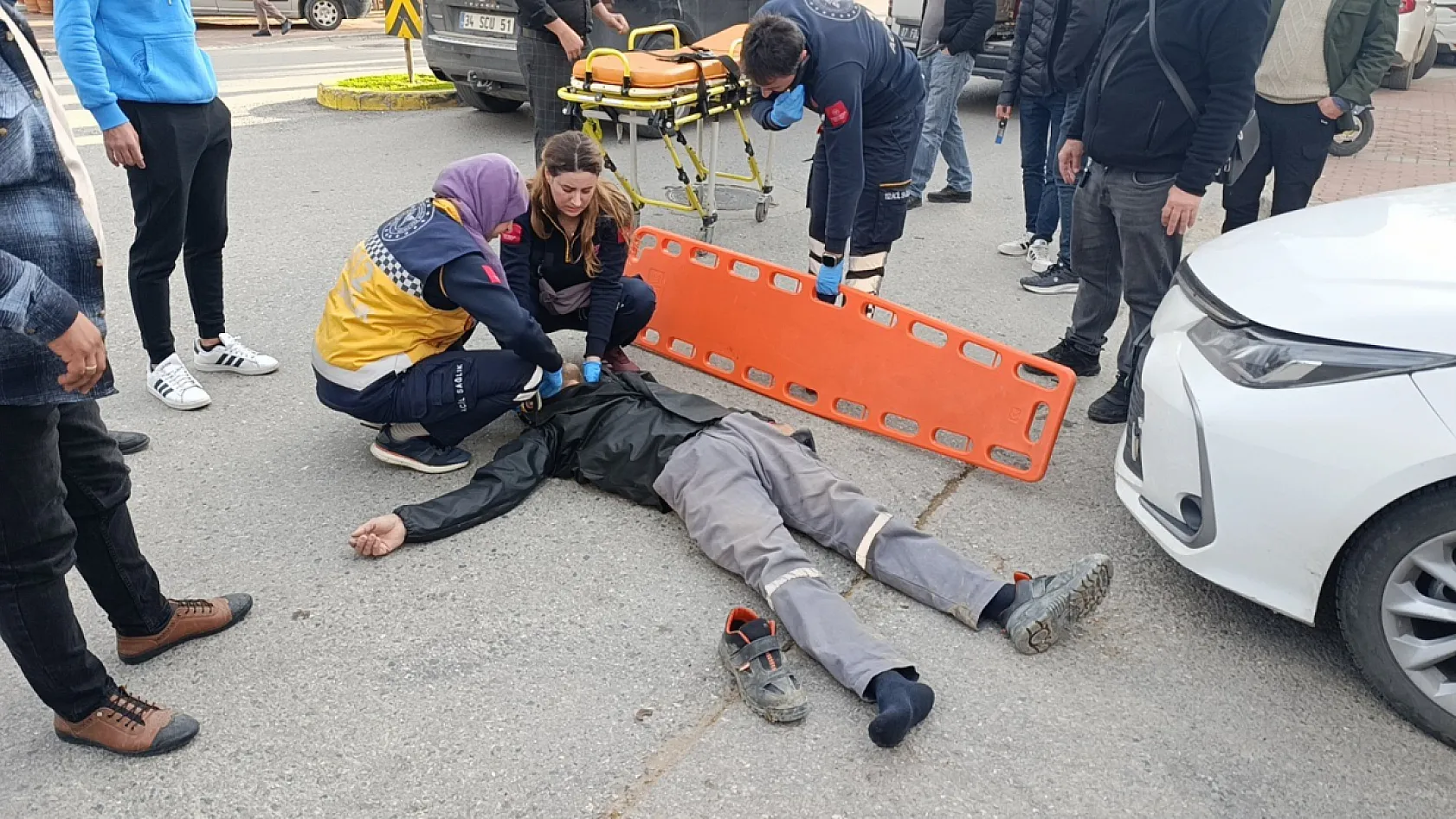 İki araçla birden çarpışan motosiklet sürücüsü ölümden döndü