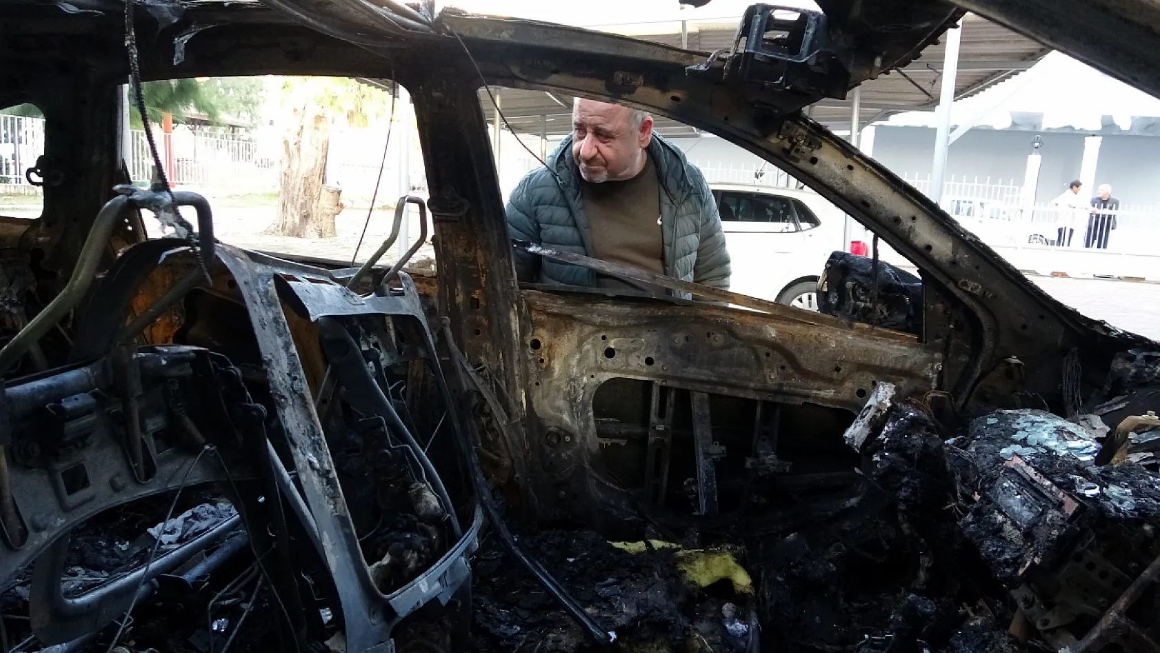 Genç kadına 'kundaklama' şoku: Ailesinin aracı alev alev yandı