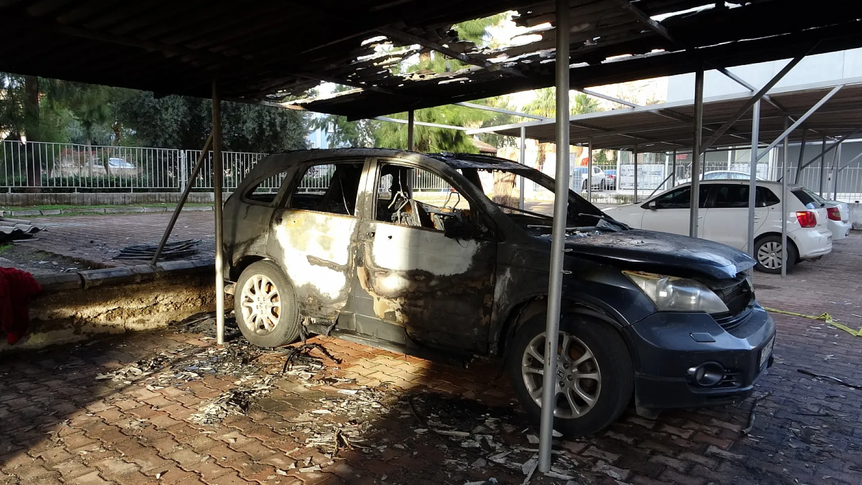 Genç kadına 'kundaklama' şoku: Ailesinin aracı alev alev yandı