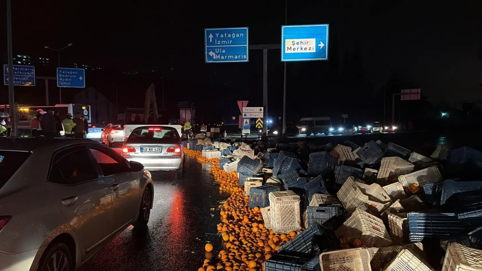 Muğla'da tırdaki tonlarca narenciye yola savruldu